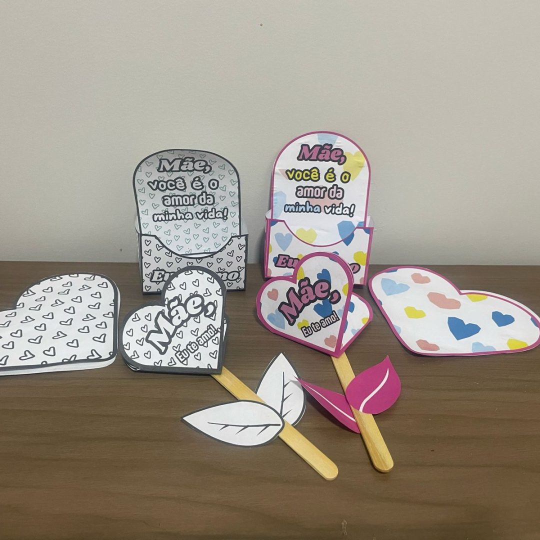 Kit de Lembrancinhas Corações dia das Mães - Colorido e para colorir