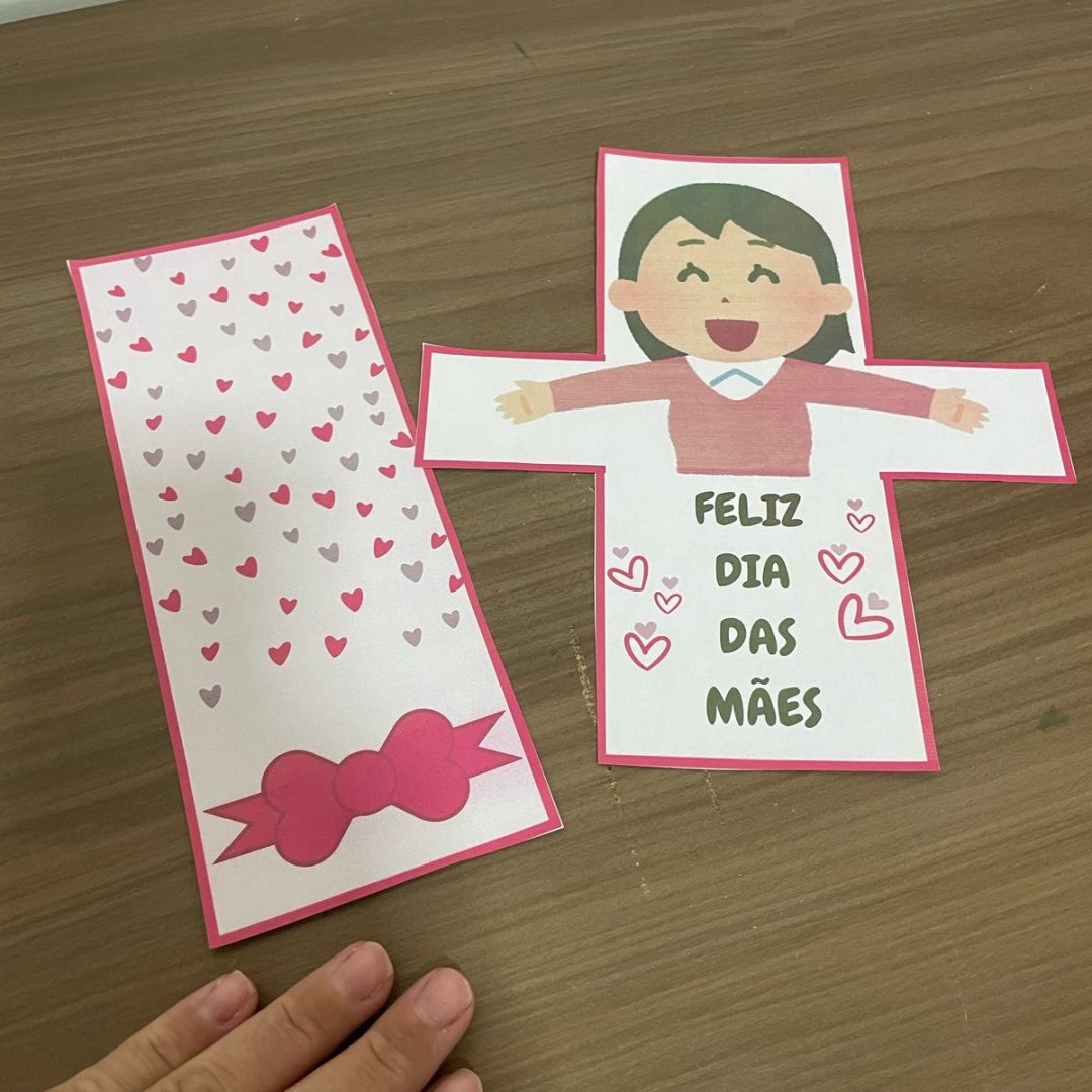 Cartão Abraço Surpresa – Dia das Mães (Menino e Menina)