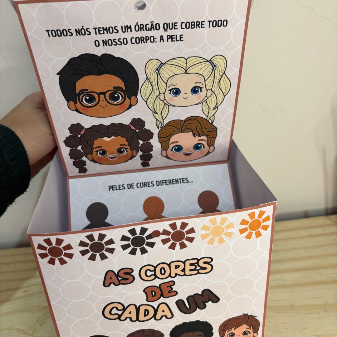 AS CORES DE CADA UM - Histórinha na Caixa